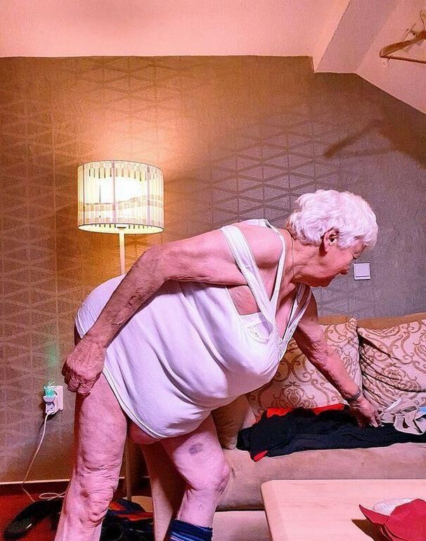 STACEY AN OLD GRANNY I WANK OVER