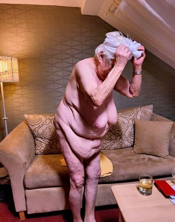 STACEY AN OLD GRANNY I WANK OVER