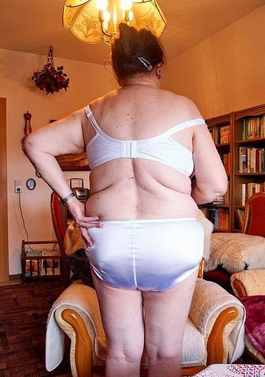 VICTORIA AN OLD GRANNY I WANK OVER