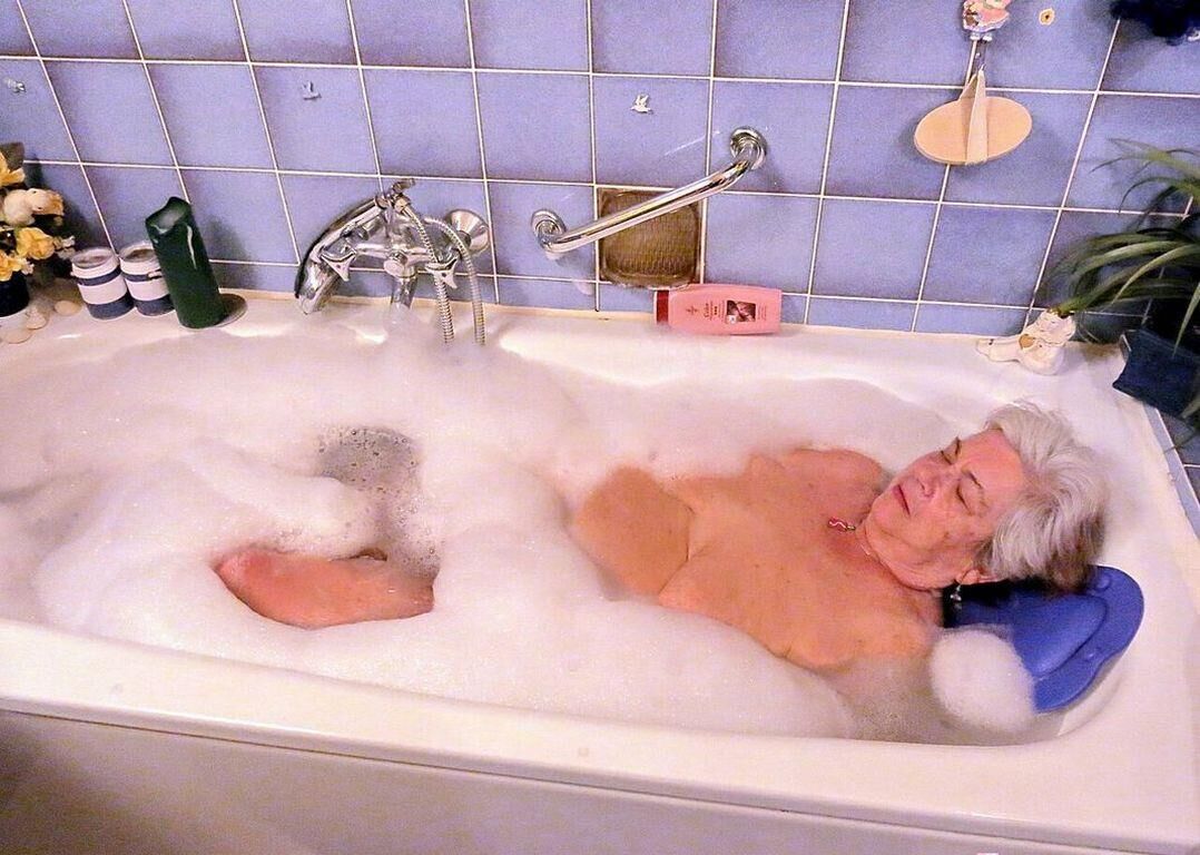 Renee une vieille grand-mère je me branle