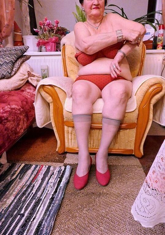 VICTORIA AN OLD GRANNY I WANK OVER
