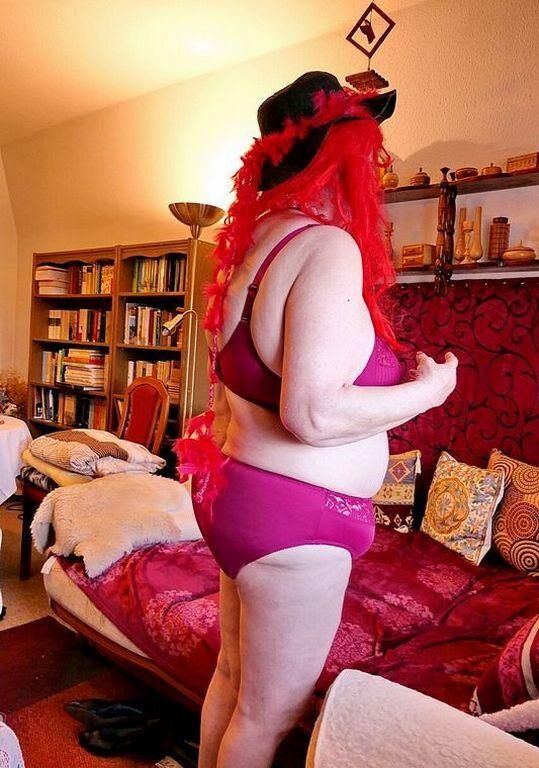 VICTORIA AN OLD GRANNY I WANK OVER
