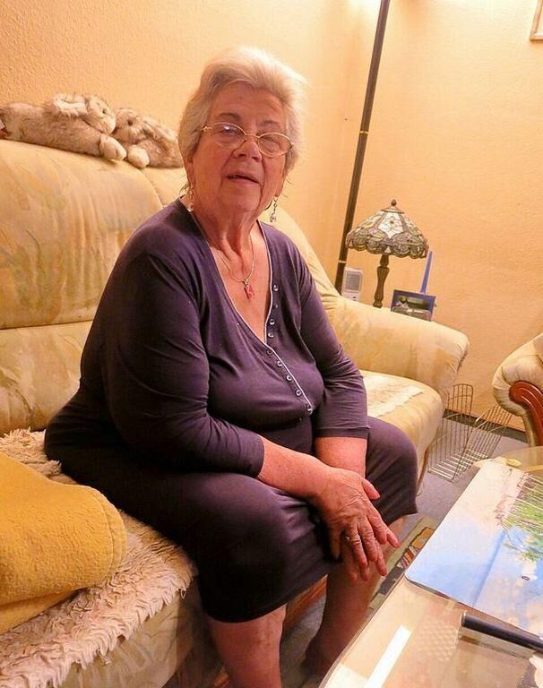 Renee une vieille grand-mère je me branle