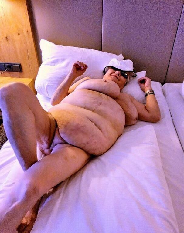 STACEY AN OLD GRANNY I WANK OVER