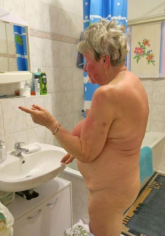 Flora une vieille grand-mère je me branle
