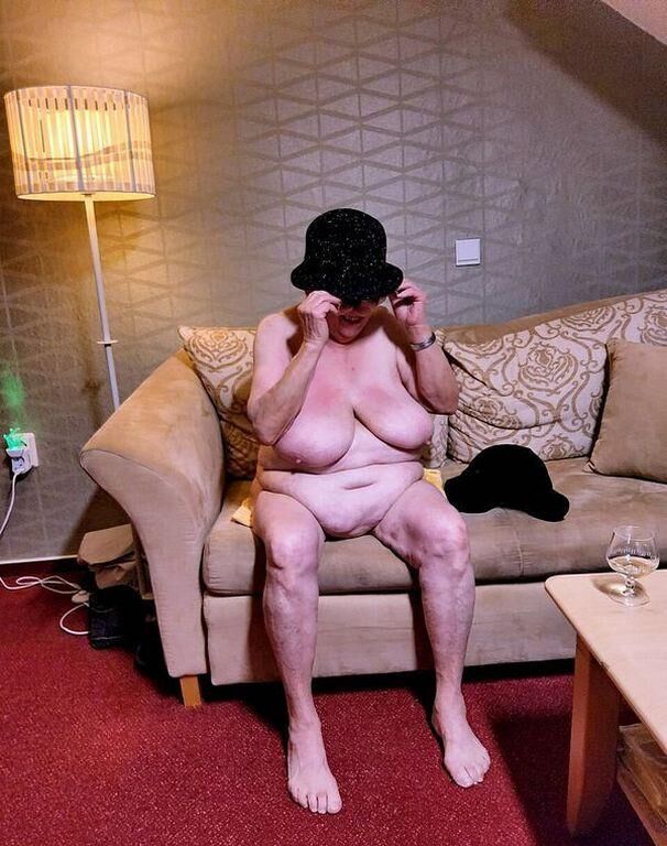 STACEY AN OLD GRANNY I WANK OVER