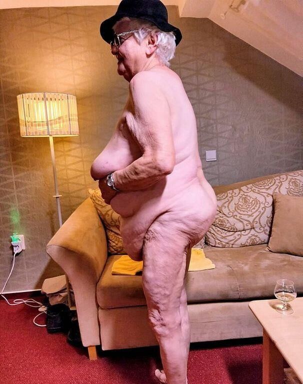 STACEY AN OLD GRANNY I WANK OVER