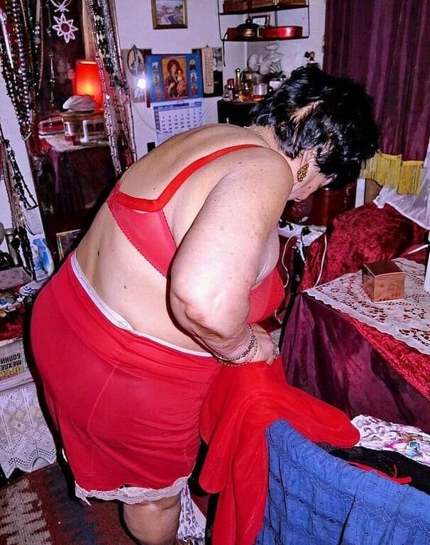 NELLIE AN OLD GRANNY I WANK OVER