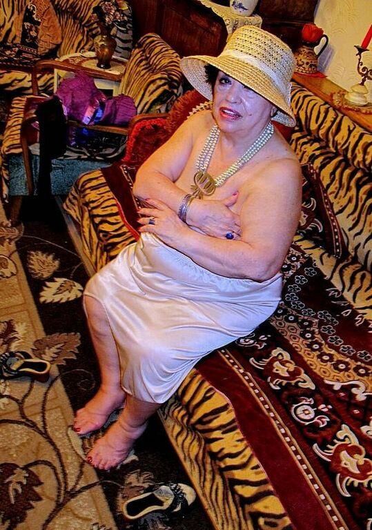 NELLIE AN OLD GRANNY I WANK OVER