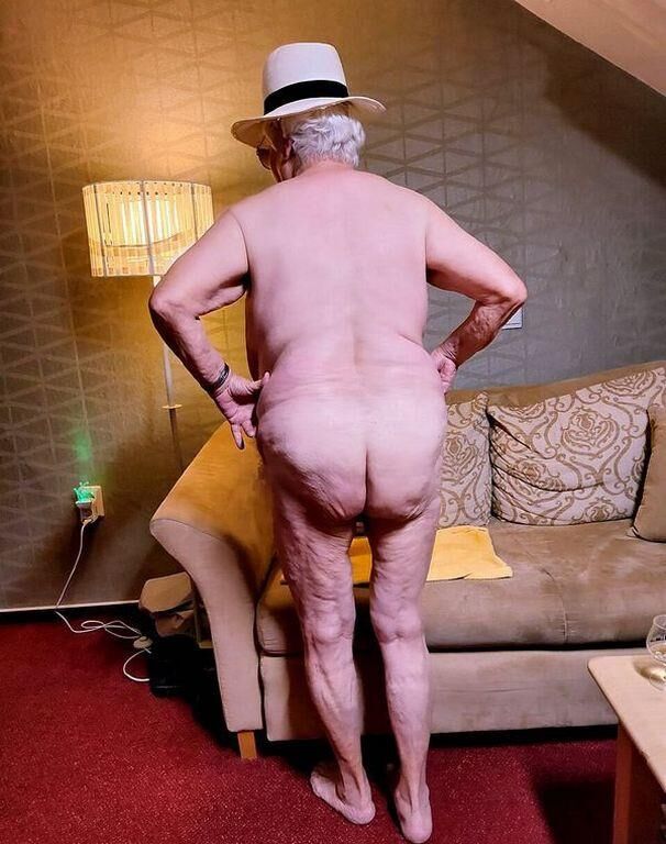 STACEY AN OLD GRANNY I WANK OVER