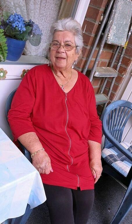 Renee une vieille grand-mère je me branle