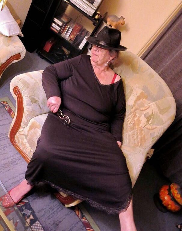 Renee une vieille grand-mère je me branle