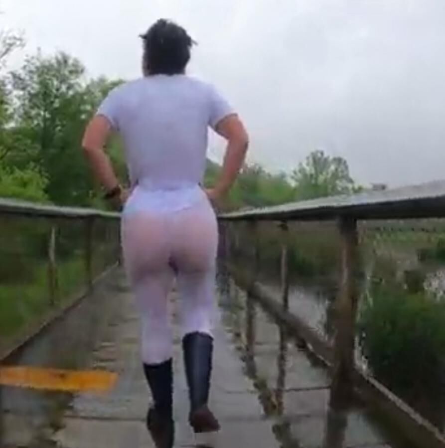 LA FEMME DE NOTRE POTE AIME L EAU