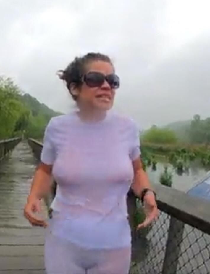 LA FEMME DE NOTRE POTE AIME L EAU