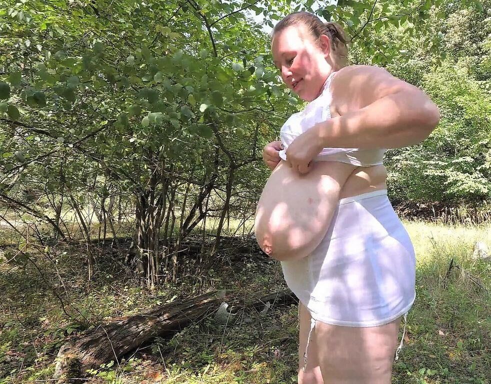 美しい大きな胸を持つ年上の女性