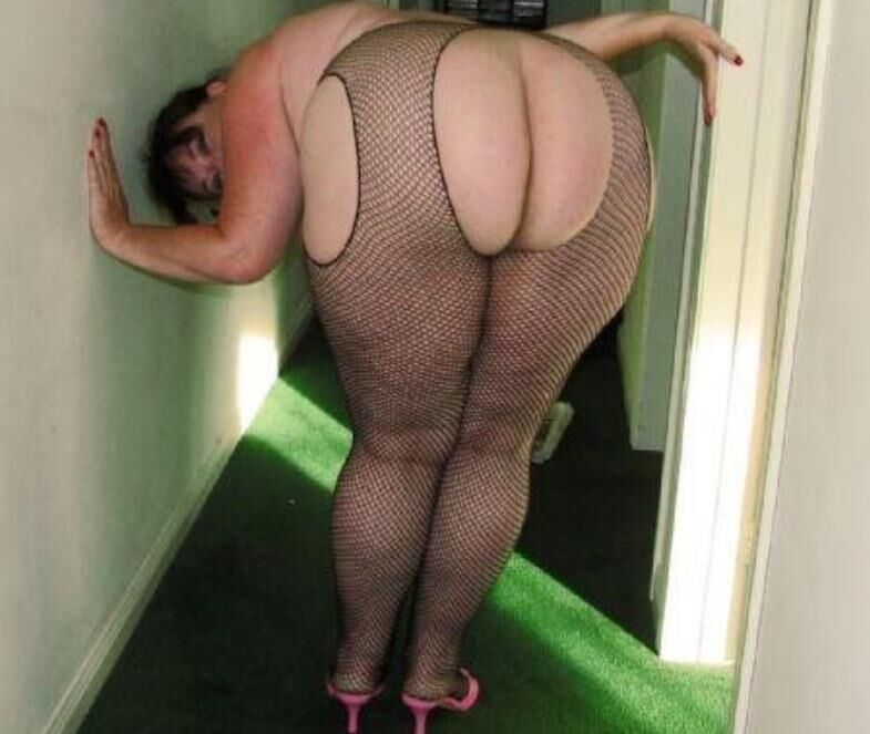 成熟したBBWブルネットは脂肪の体を示しています