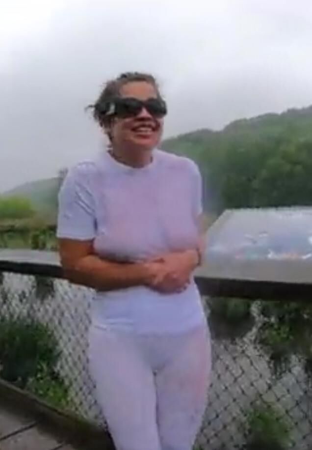 LA FEMME DE NOTRE POTE AIME L EAU