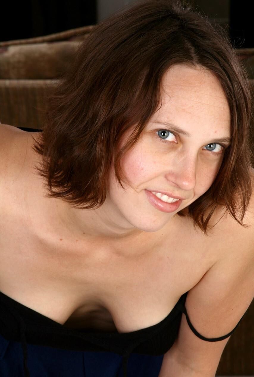 素敵なおっぱいダリアと毛むくじゃらのインクのブルネット熟女