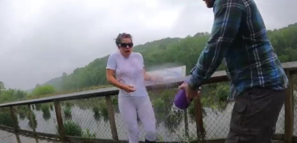 LA FEMME DE NOTRE POTE AIME L EAU