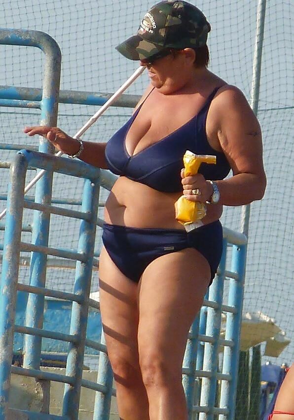 巨大な率直なビキニのおばあちゃんのおっぱい