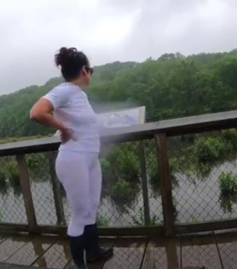 LA FEMME DE NOTRE POTE AIME L EAU