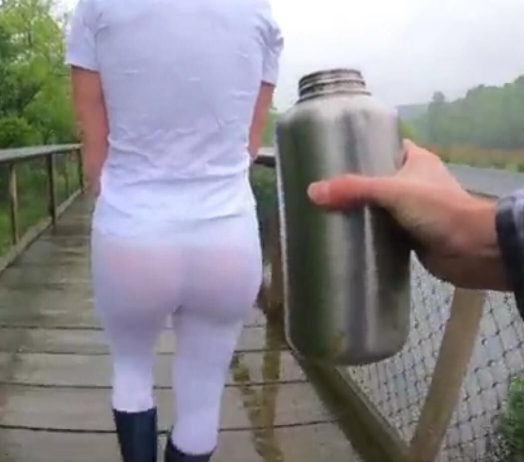 LA FEMME DE NOTRE POTE AIME L EAU