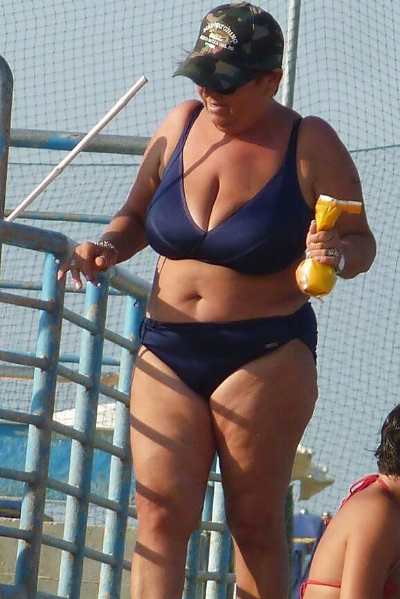 巨大な率直なビキニのおばあちゃんのおっぱい