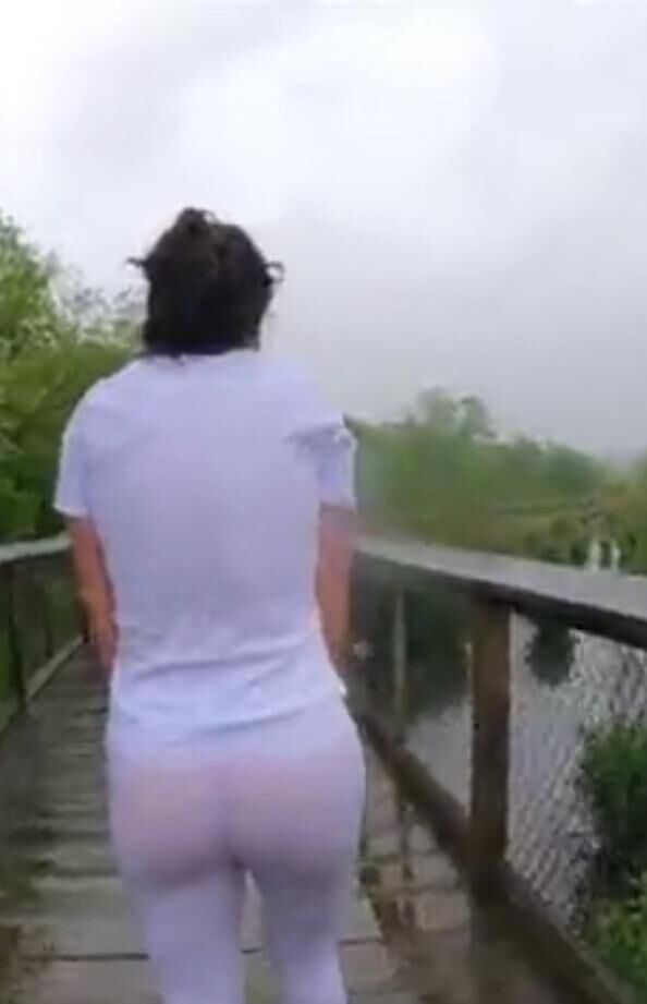LA FEMME DE NOTRE POTE AIME L EAU