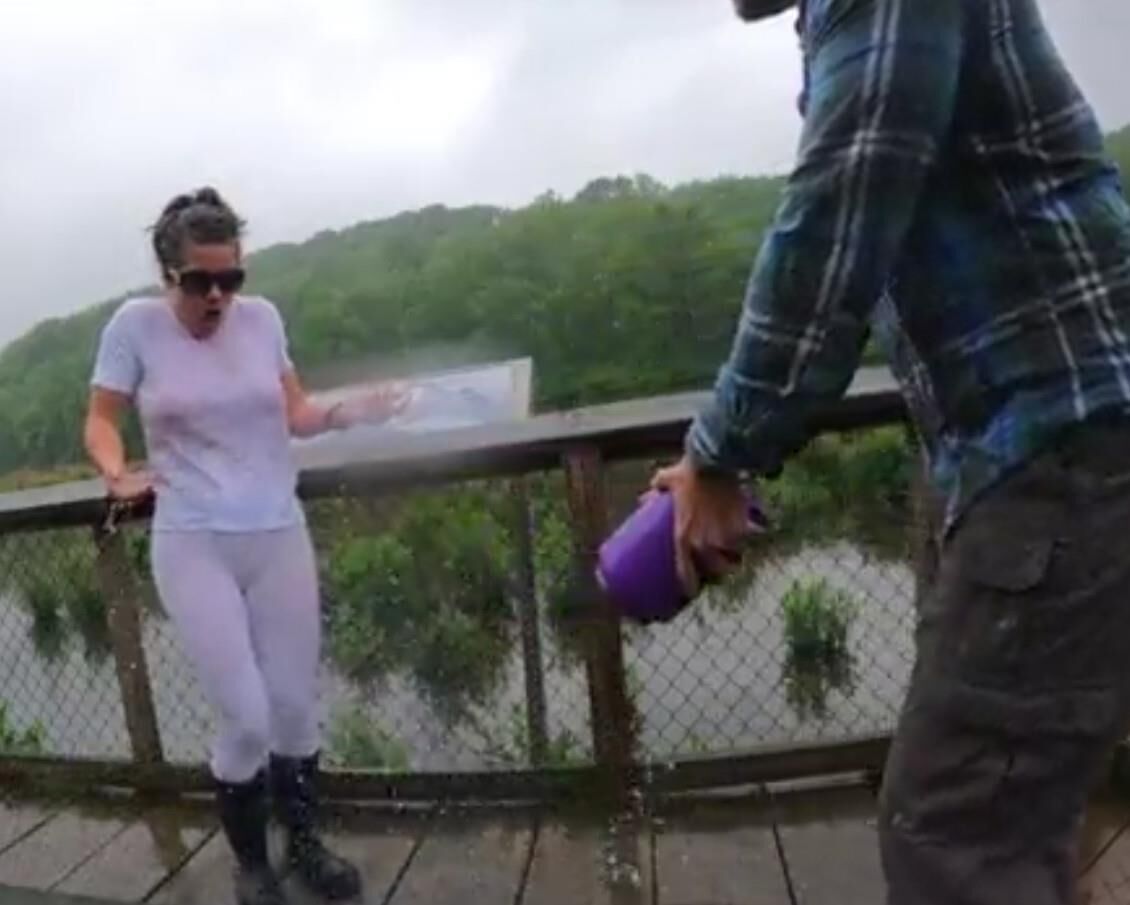 LA FEMME DE NOTRE POTE AIME L EAU