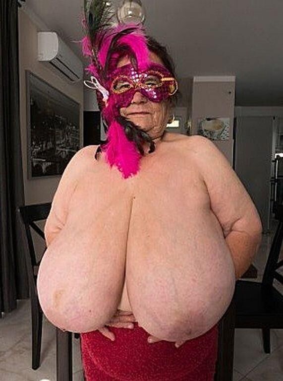 美しい大きな胸を持つ年上の女性