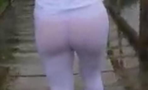 LA FEMME DE NOTRE POTE AIME L EAU