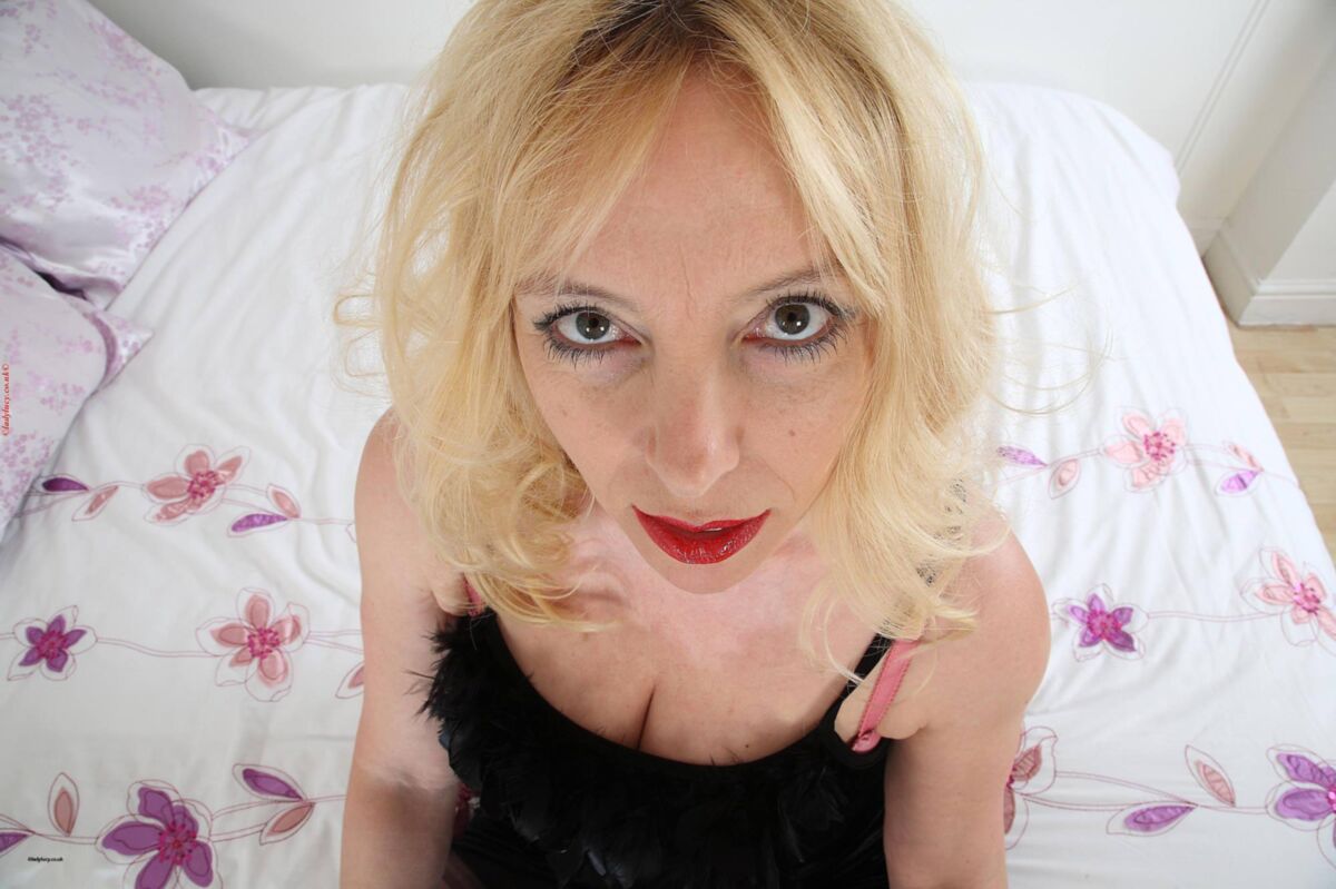 . Lucy Gresty stretching her cunt as usual