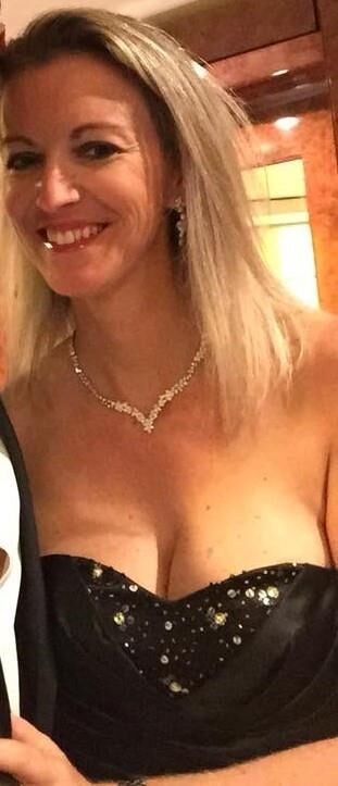 滑divineフランスの熟女の大きなおっぱいは、バンダンテスを握ります
