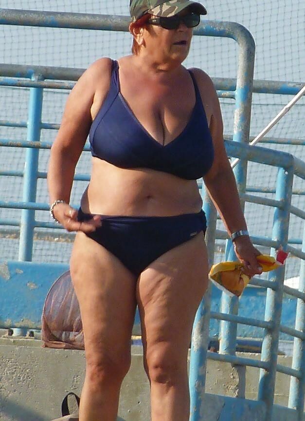 巨大な率直なビキニのおばあちゃんのおっぱい
