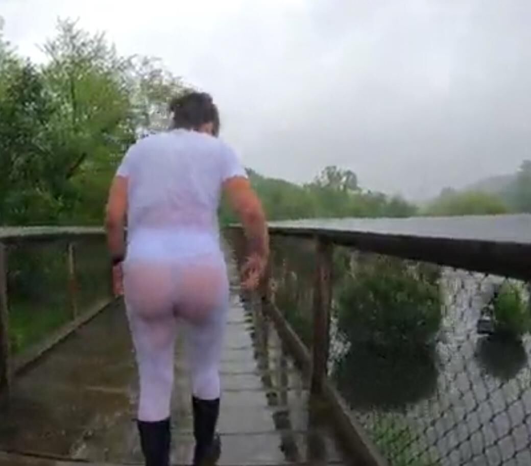 LA FEMME DE NOTRE POTE AIME L EAU