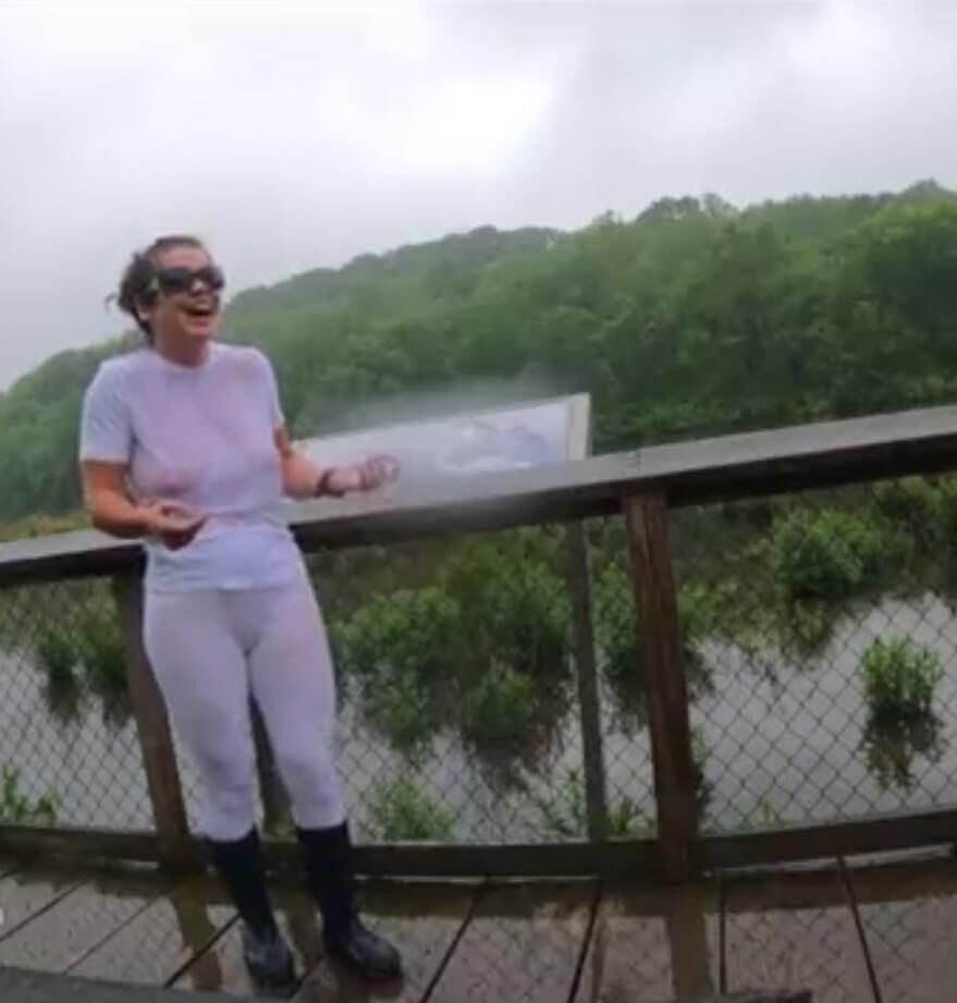 LA FEMME DE NOTRE POTE AIME L EAU