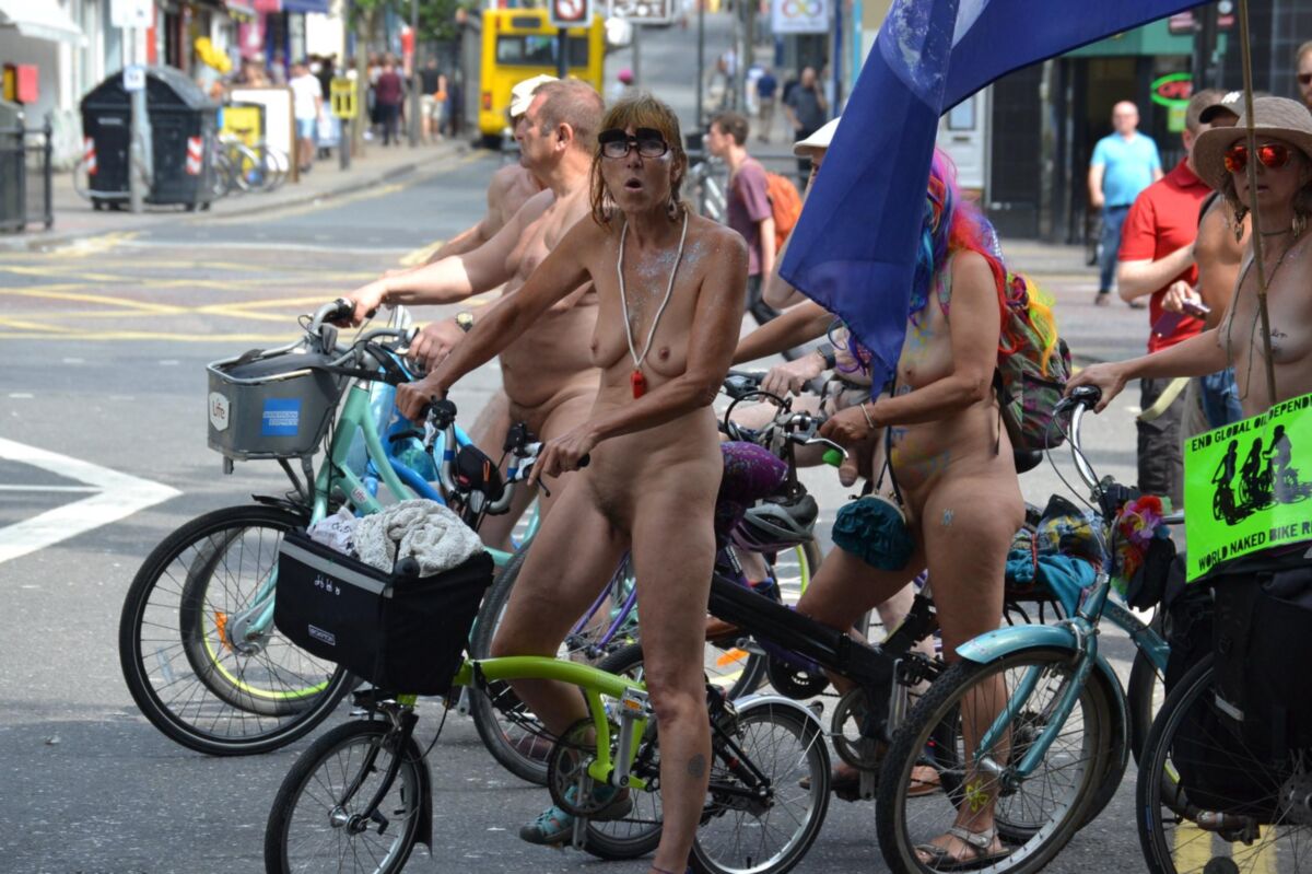世界の裸の自転車に乗る
