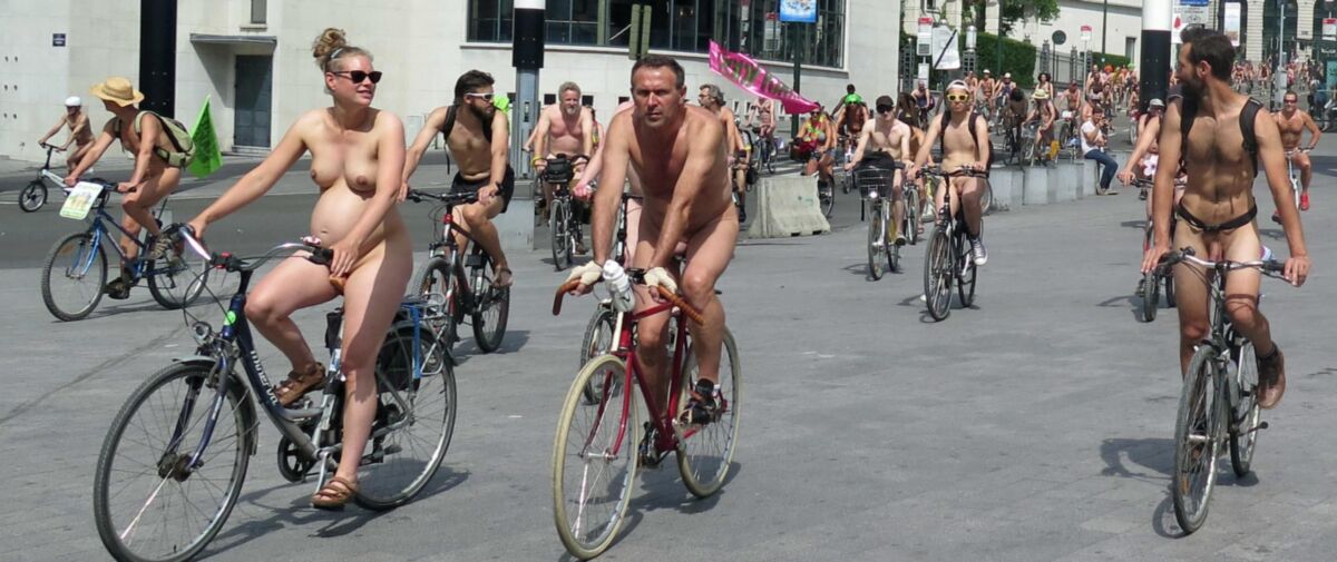 世界の裸の自転車に乗る