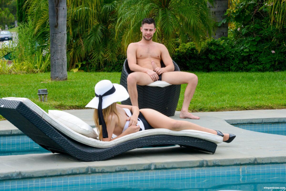 Jillian Janson yo The perfect sunbathing spot