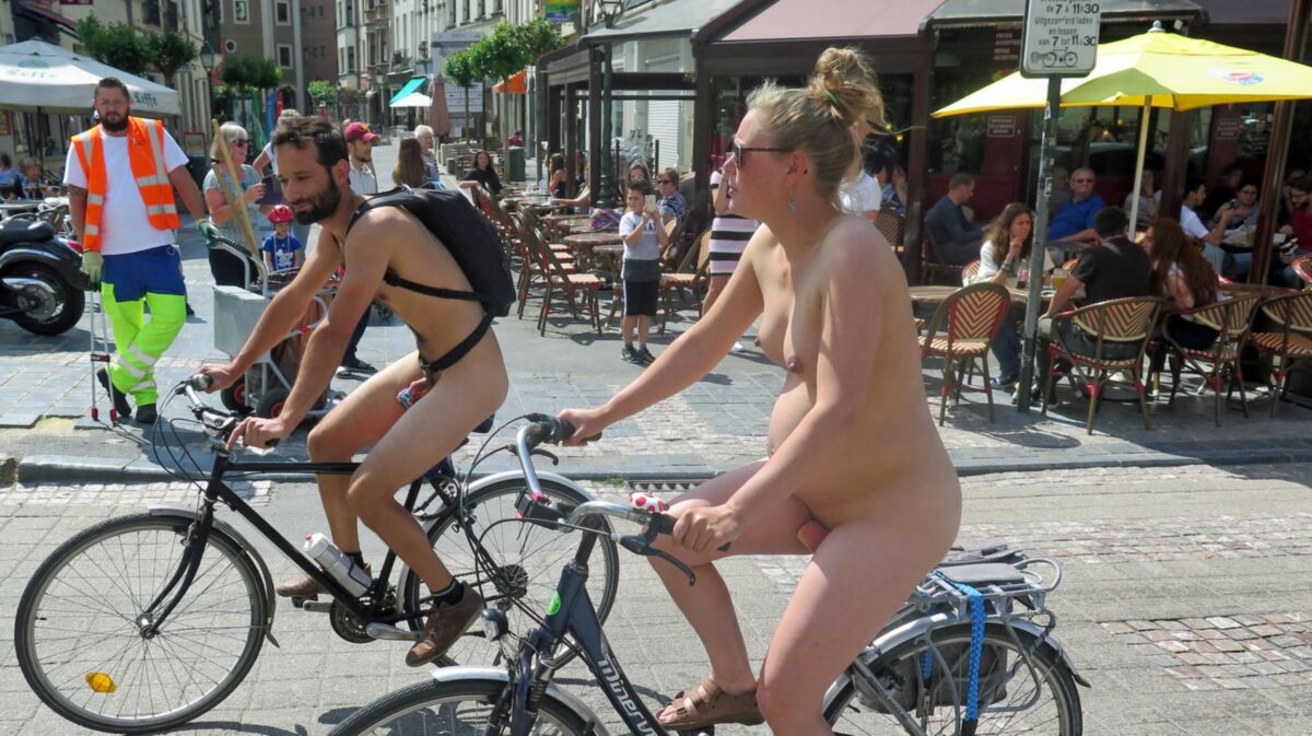 世界の裸の自転車に乗る