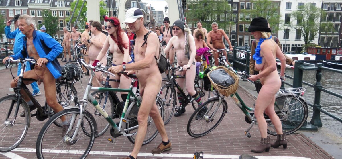 世界の裸の自転車に乗る