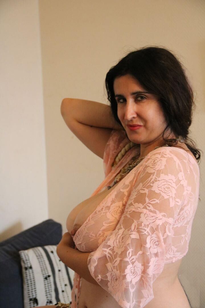 Angele Marie French Busty Model