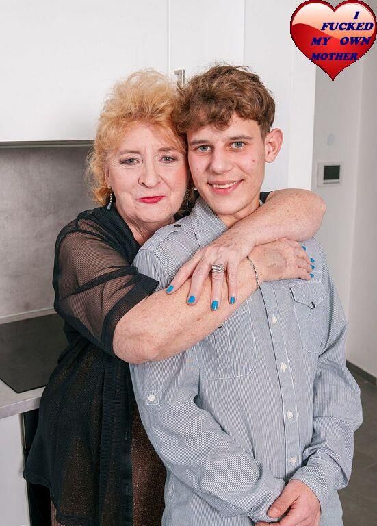 Junge Jungen gibt der Fotze seiner Mutter ein gutes Stampfen