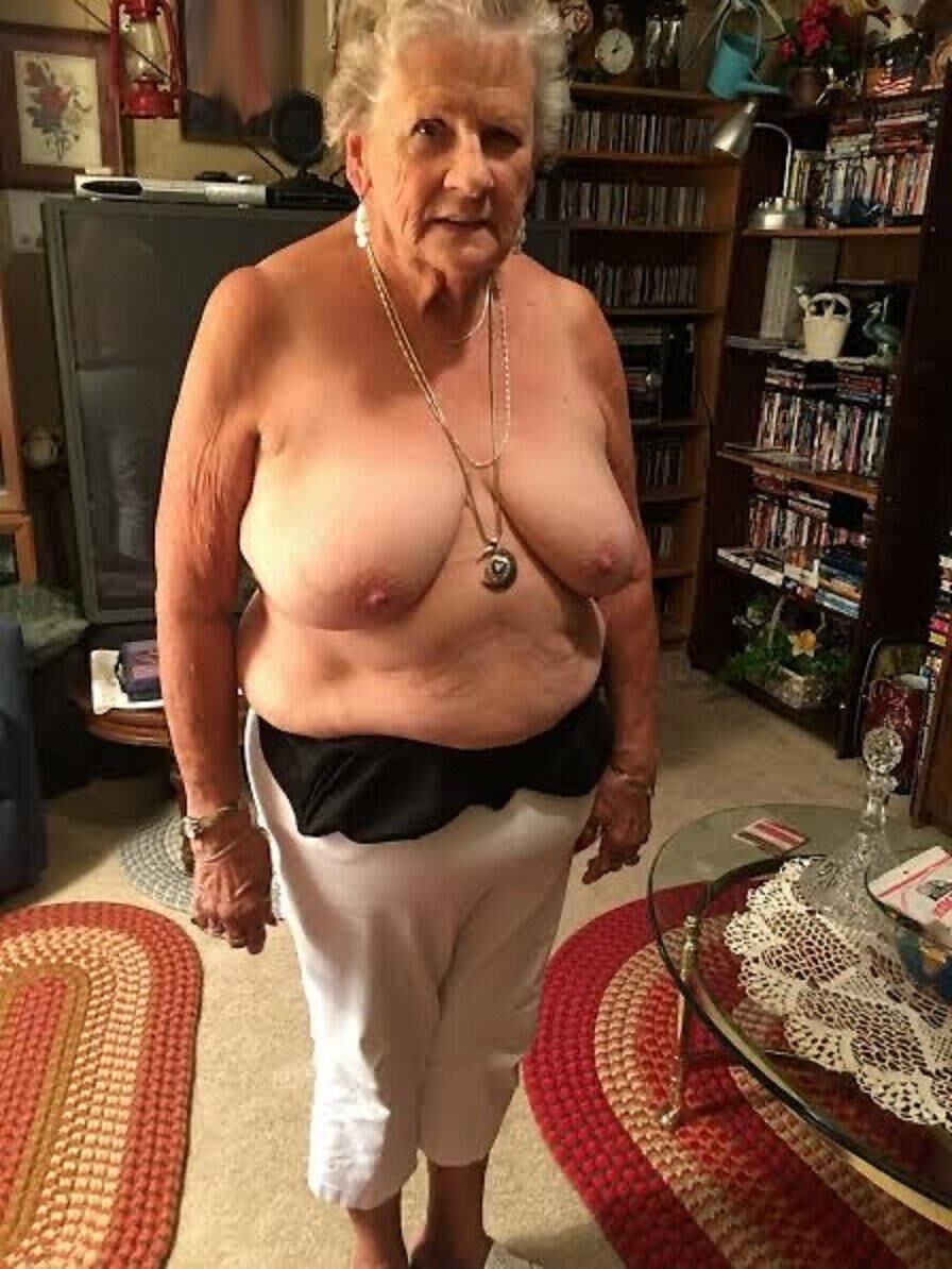 Mãe, você pode se despir um pouco para mim?
