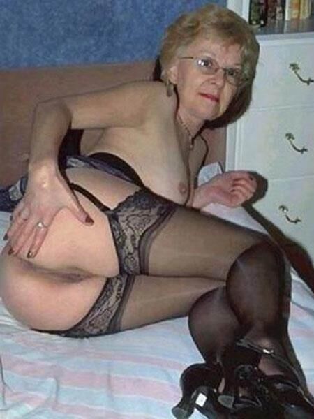 Omas zeigen beide Löcher!