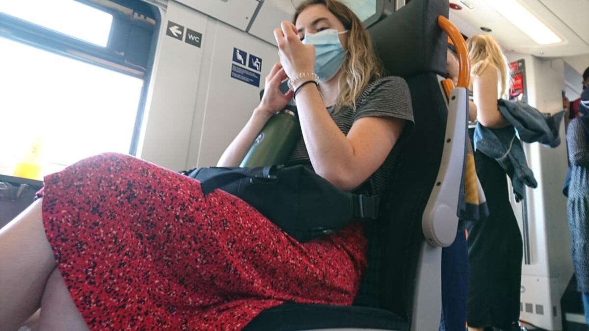 Религиозная женщина в потных лоферах