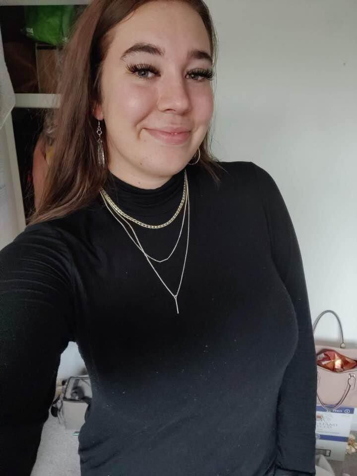 Femme a exposé de gros seins