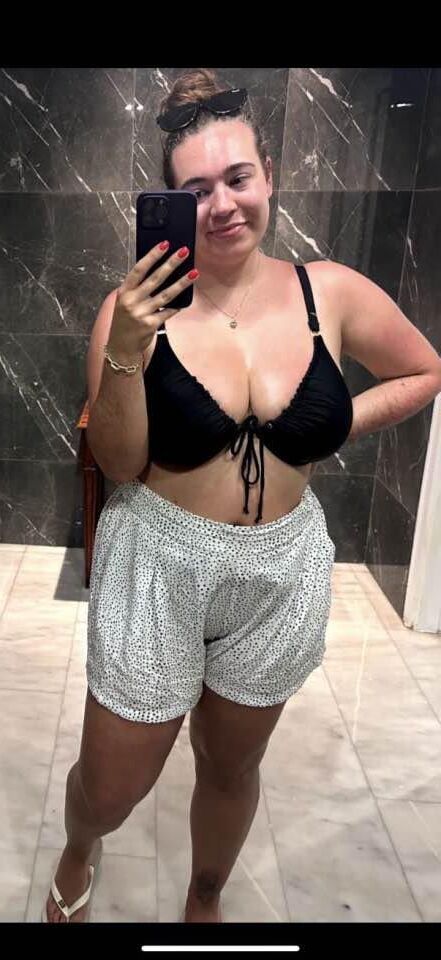 Femme a exposé de gros seins