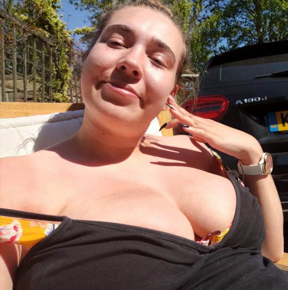 Femme a exposé de gros seins