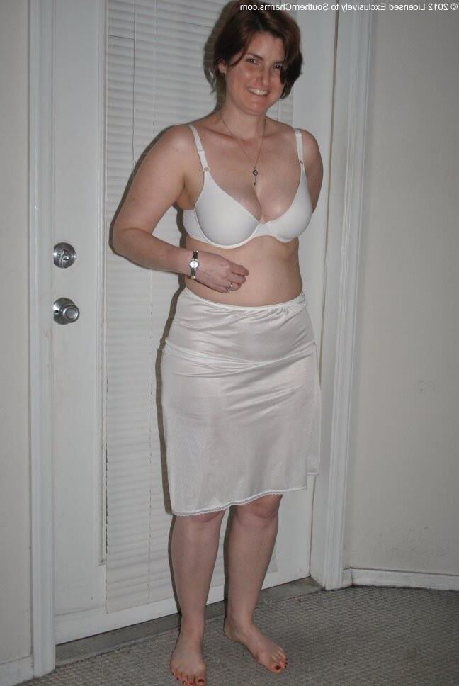 彼女のナイロンスリップとブラジャーから剥ぎ取る未知の女性